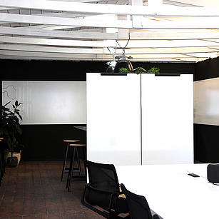 Ein großzügig geschnittenen Konferenzraum, der inspiriert und Raum für neue Ideen bietet. Schlicht und ausdrucksvoll hat das Team die Homapal Magnethaftplatten - Dekor 8207 - hier in Szene gesetzt. 